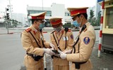 Cảnh sát giao thông đeo khẩu trang, găng tay, sát trùng máy đo nồng độ cồn